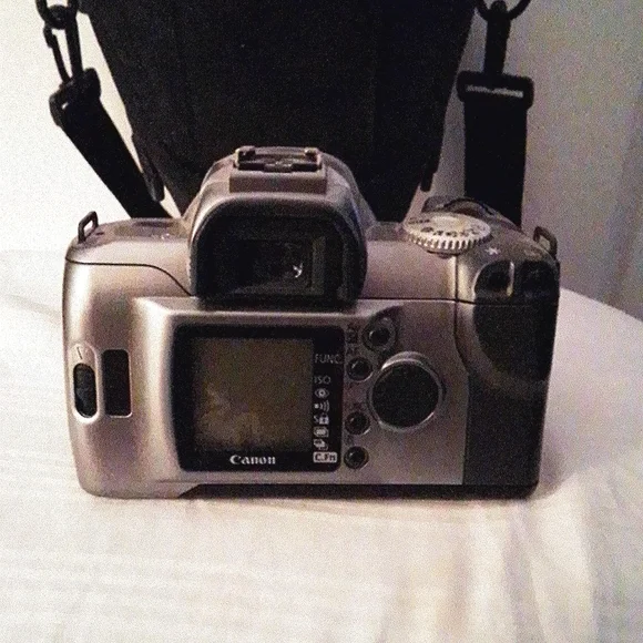 Canon SLR 35mm Rebel T2 & Carrying Case